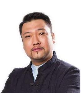 贾冰老婆（他是国家一级演员，为喜剧辞去副总职务，和妻子同框似两代人）