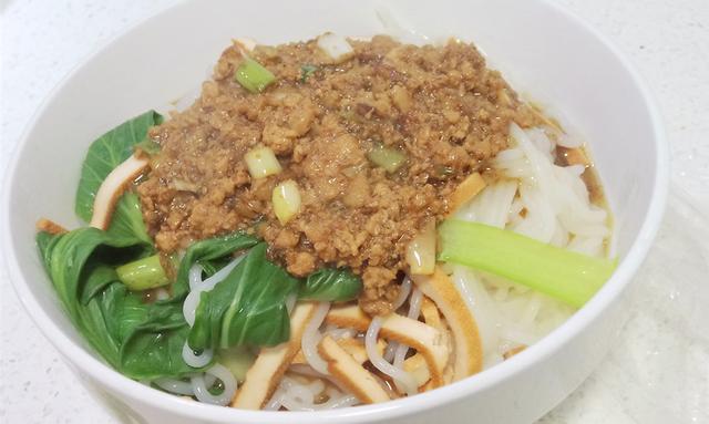 过桥米线的由来，过桥米线的由来是什么（米线口感是关键汤汁酱料更是灵魂）