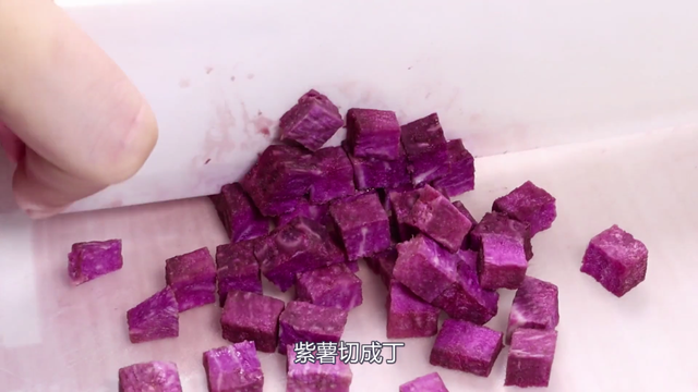 怎么做软糯香甜的紫薯粥，冬天这样熬粥最好喝！（宝宝吃一次就念念不忘）