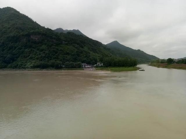 许卫国的人物履历，许卫国（：翻越湖南省沅陵县原始部落居住地——磨鹰岩）