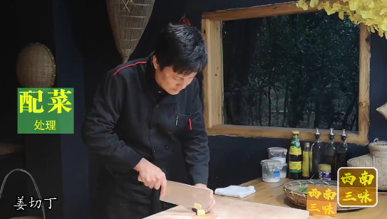 三角豆腐怎么做，豆腐原来切成三角形与西红柿这样一起煮