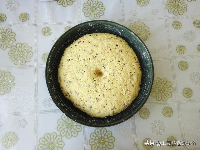 豆饼怎么做好吃，红豆饼的简单好吃做法（这个豆饼料太足）