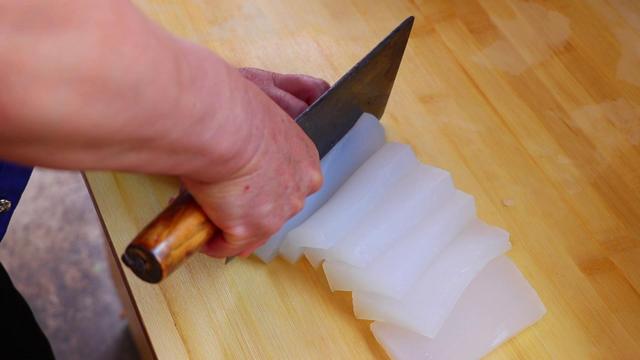 拌凉粉怎么配料才好吃，怎样拌凉粉好吃又简单（凉拌凉粉这样做太好吃）