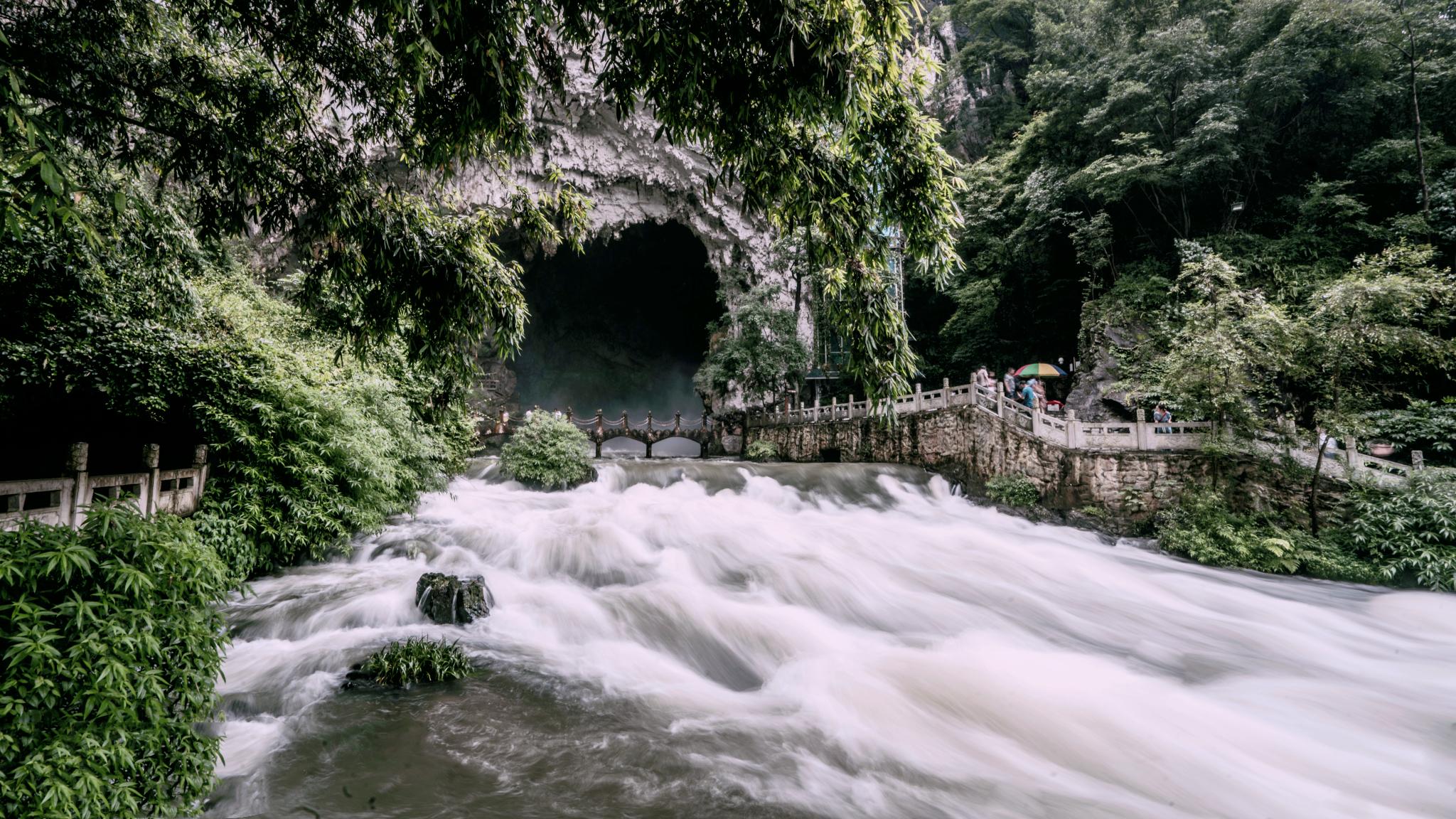 地无三尺平天无三日晴哪个省份，天无三日晴地无三尺平指的是哪个省（谚语“地无三尺平）