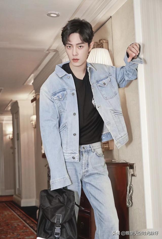 肖战手机壁纸无水印   高颜值小哥哥安利一下，肖战手机壁纸高清壁纸 满屏无水印（暖心男神肖战三十款高清时尚穿搭手机壁纸、背景图～怎么穿都好看）