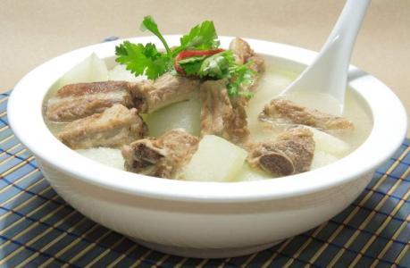 清炖排骨怎么做好吃不腥（清炖排骨制作过程及制作要点）