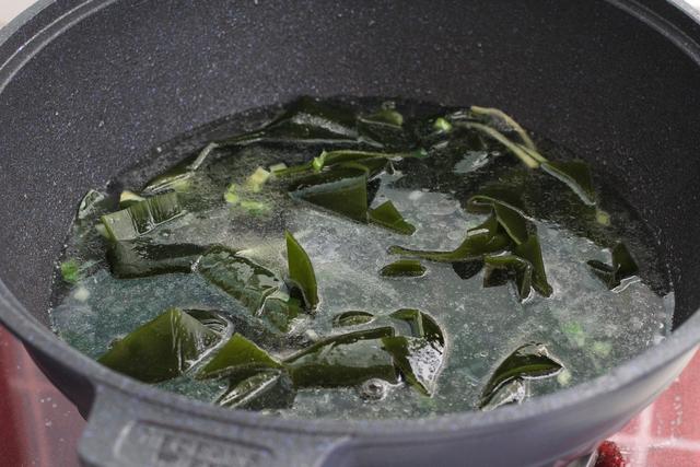 如何做豆腐炖海带汤好吃，如何做豆腐炖海带汤好吃窍门（天冷了早上来碗海带豆腐汤）