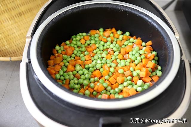 豌豆焖饭制作方法，豌豆焖饭怎么做电饭锅（加2料比白米饭营养翻倍）