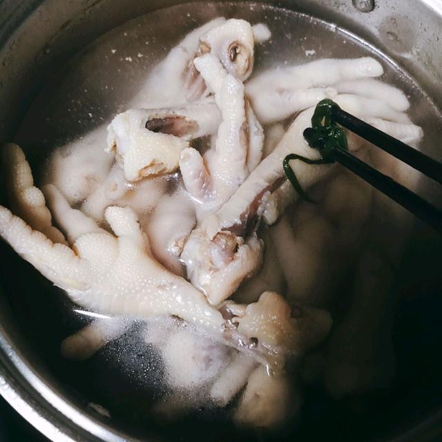 如何做网红鸡爪鸡脚--柠檬百香果鸡爪鸡脚，柠檬鸡脚怎么样做法（的做法+配方）