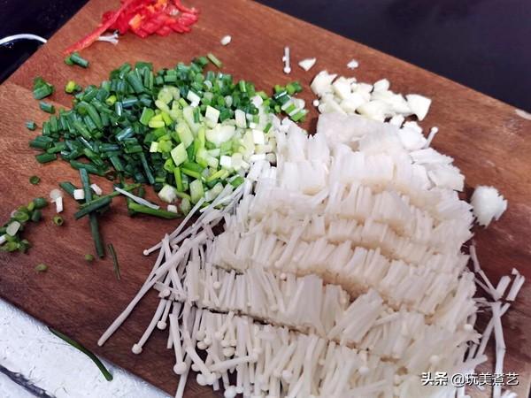 正确清洗淡菜的方法是怎样的，正确清洗淡菜的方法是怎样的呢（恨不得立马吃进嘴里的金针菇烩淡菜）