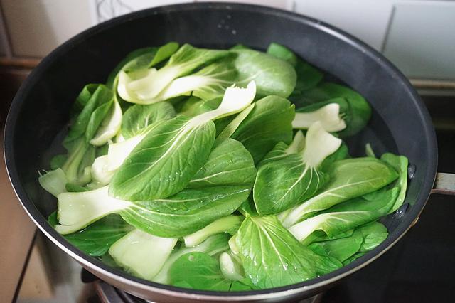 香菇做馅用焯水吗，香菇包饺子需要焯水吗（好吃又清爽的香菇油菜包子）