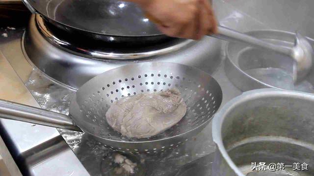 自制火锅底料的做法，自己做火锅底料的做法（厨师长教你一个火锅底料的熬制方法）