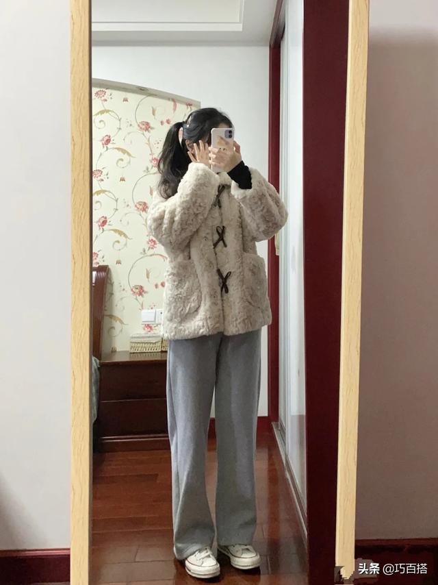 灰色裤子配什么上衣，灰色直筒裤搭配什么上衣（灰色阔腿裤才是真时髦）