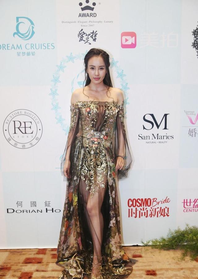 透视性魅力，夸张透视设计（穿纱裙特意把腰间设计成透视）