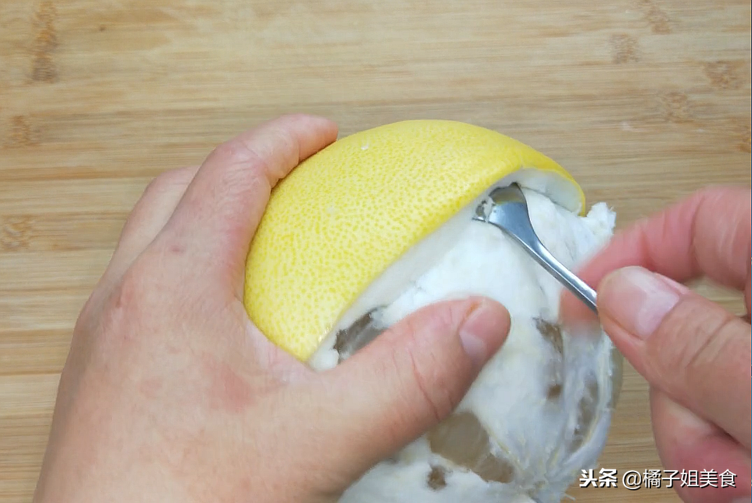 圖片[5]-柚子剝皮新方法 一招就能把柚子剝的干干凈凈-起舞食譜網