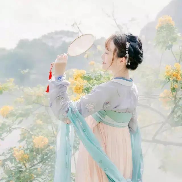 小清新：曲终人散皆是梦，繁华落尽一场空。，曲终人散梦一场微信（[诗意网名古风头像]叶落聚中人散）