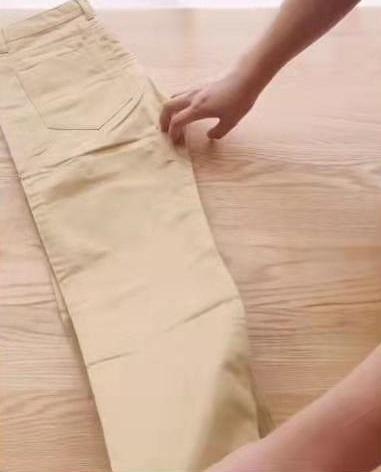 裤子怎么叠成小圆筒 裤子叠成小圆筒的方法，裤子怎么叠成小圆筒（如何快速折叠收纳裤子）