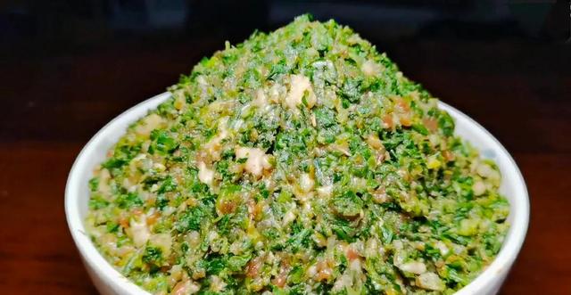 荠菜鸡蛋饺子馅怎么做好吃，饺子鲜嫩还不涩