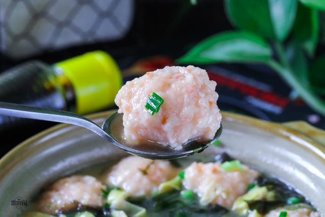 宝宝辅食虾丸子汤做法，不吃肉也要吃这丸子汤