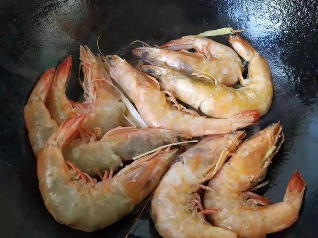 油焖大虾做法番茄酱，油焖大虾做法番茄酱怎么做（做出的大虾一点不腥特别鲜）