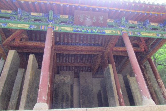 僧、尼、道共居一山修行  承德丰宁白云古洞景区，僧、尼、道共居一山修行（有一桥飞架两山之间的千年古刹）