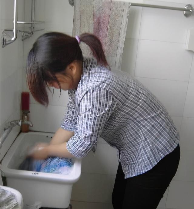 马克笔弄到衣服上可以洗掉吗，马克笔涂衣服上能洗掉吗（衣服上“污渍”难除）