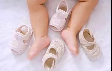 室内多少度宝宝睡觉可以露脚，婴儿室内要穿袜子吗（还在担心给宝宝光脚会着凉）