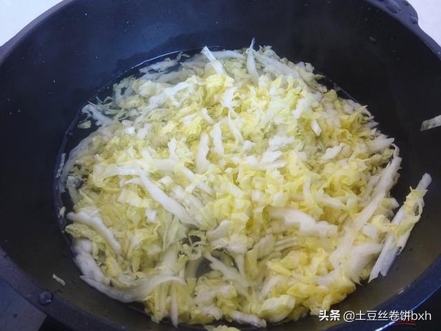 酸菜蒸饺的做法，酸菜蒸饺的做法步骤（这么做馅鲜皮筋道）