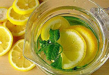 冰糖柠檬水的功效，冰糖柠檬水做法及功效禁忌（一起喝蜂蜜冰糖柠檬水吧）