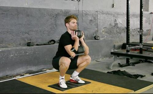 哑铃深蹲的标准动作，爆汗燃脂的哑铃训练动作