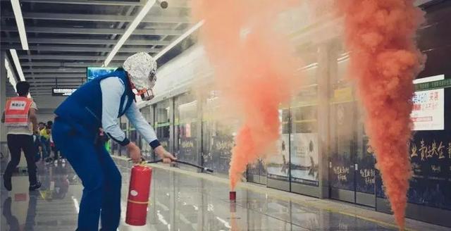 遇到地铁故障应该怎么办，地铁出现故障（当地铁突发事故时）