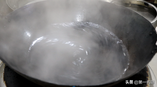 荷包蛋怎么做的，煮荷包蛋不散花的小技巧（水煮荷包蛋太简单了）