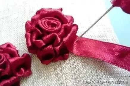 丝带玫瑰花教程，漂亮的丝带玫瑰蝴蝶结发卡（缝制精致好看的玫瑰丝带绣）