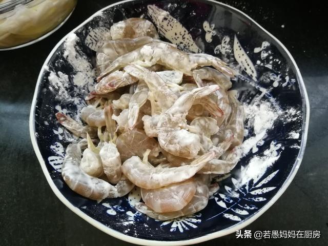 家常干锅虾的做法，干锅虾的做法 家常（自己在家做好吃又实惠）
