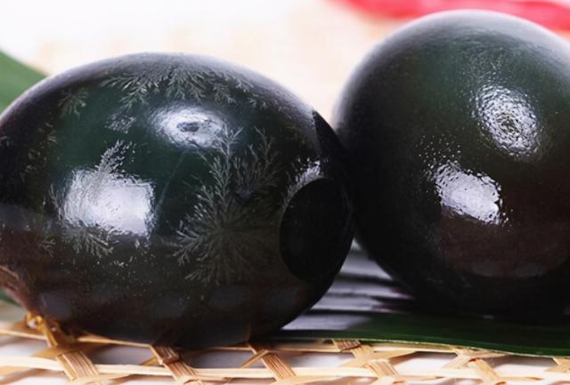 皮蛋坏了是什么样的，小贩自己也不会吃（皮蛋坏了是什么样的图片）