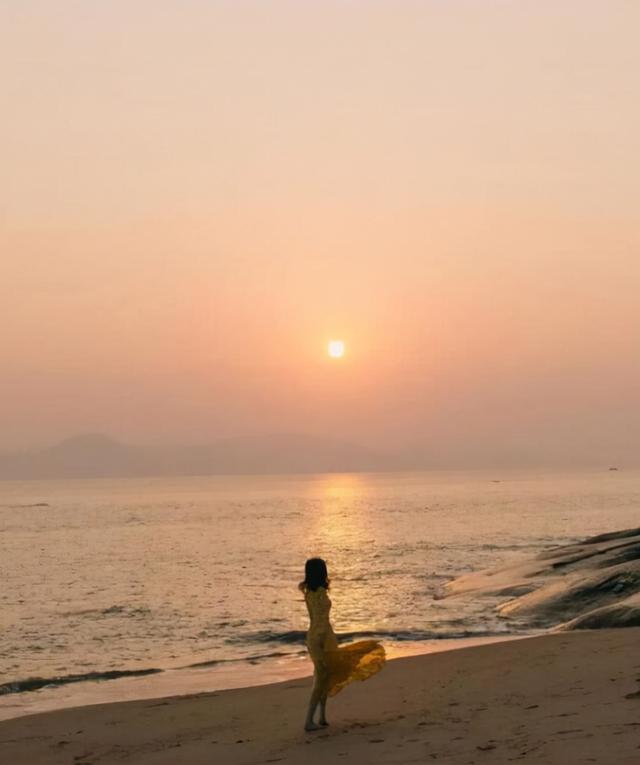 沙滩裤怎么搭配好看，女生海边旅游穿衣指南