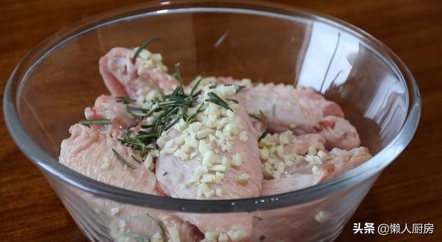 烤箱烤鸡翅温度和时间，烤鸡翅烤箱温度和时间（烤鸡翅不放一滴油）