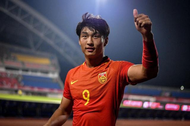 足球中的中锋是干什么的，足球里的中锋是干什么的（李铁跟郝伟好好学着点）