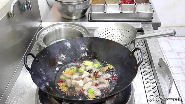 土豆炖牛肉的家常做法，土豆炖牛肉家常做法最简单（厨师长分享牛腩炖土豆的家常做法）