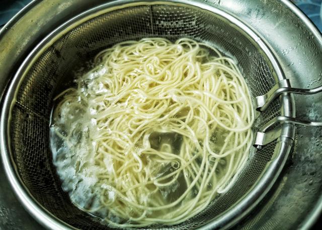 怎么做面条好吃，面条怎样做好吃又简单（5分钟教你搞定）
