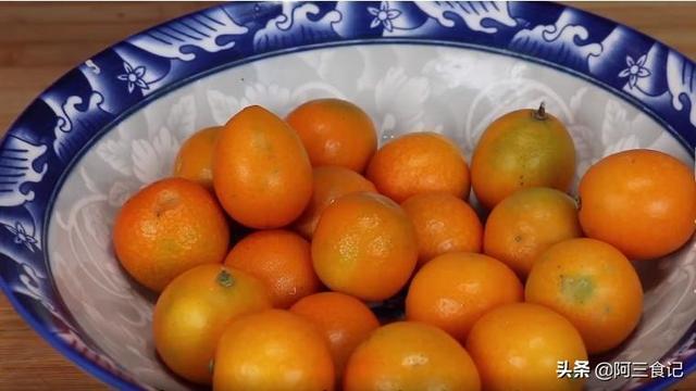 金钱桔要怎么吃，金钱桔子怎么吃（金桔这样吃太厉害了）
