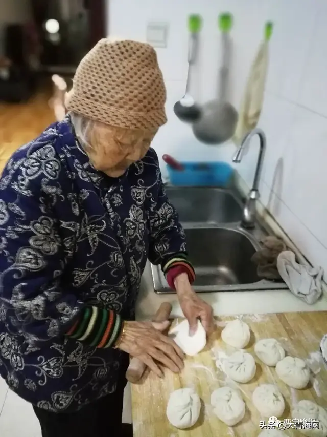 71岁儿子给97岁妈妈包饺子，西宁：98岁的妈和71岁的儿