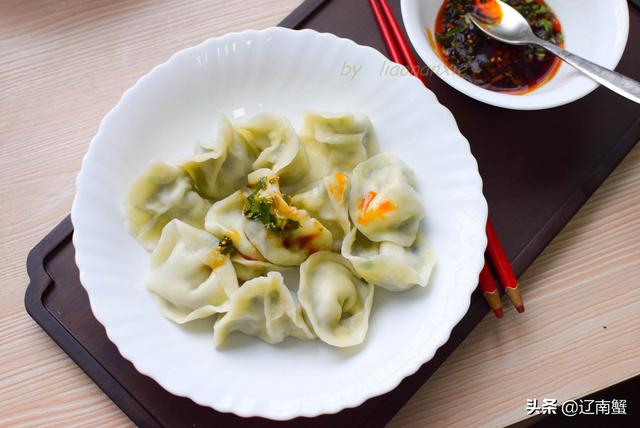 三鲜素水饺怎么做，什么叫素三鲜水饺（老妈做的素三鲜饺子）