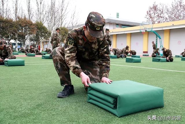 叠军被有什么简单的小妙招，叠出这样的“好军被”总共需要几步