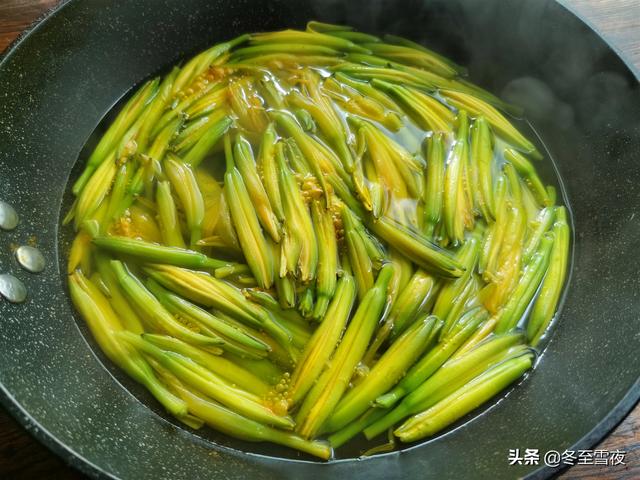 金针花怎么吃健康合理，金针花的花心能吃吗（新鲜黄花菜有毒吗）