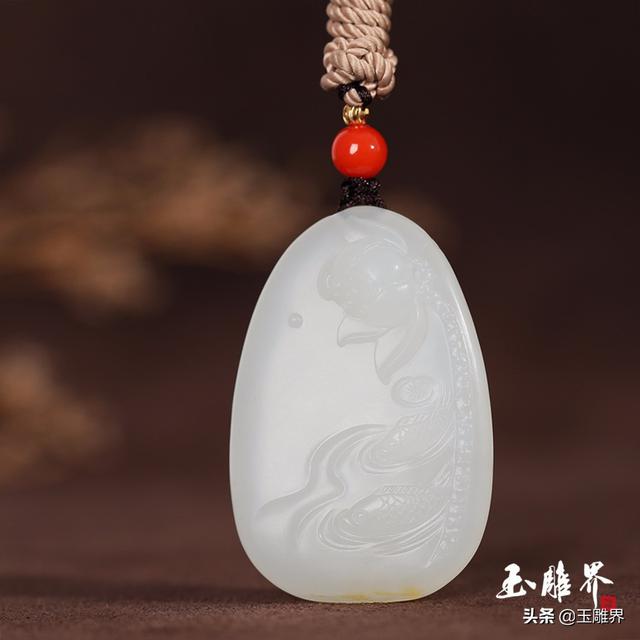 玉鱼吊坠的寓意是什么，佩戴鱼玉吊坠寓意（温润翡玉上的鱼趣呼之欲出）