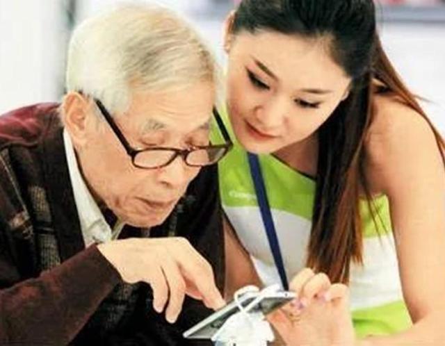 手机微信上怎么交电费，微信可以帮别人交电费吗（老年人怎样使用手机里的微信支付功能缴纳电费）