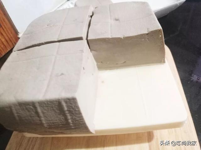 做豆腐的石膏粉有毒吗，豆腐放石膏粉吗（亲朋好友吃了都会夸赞你）