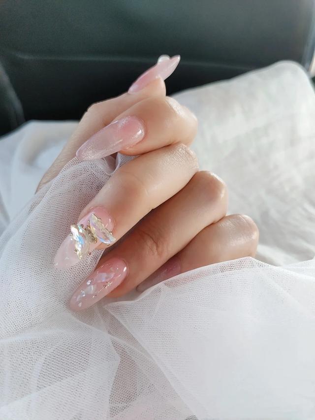 美甲解胶剂怎么用，指甲胶水用什么溶解（指甲的解胶剂怎么用）