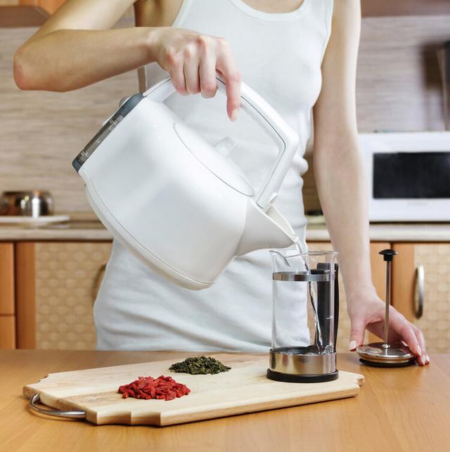 红茶隔夜还能喝吗，隔夜茶可以喝吗（喝了会中毒还会得癌症）